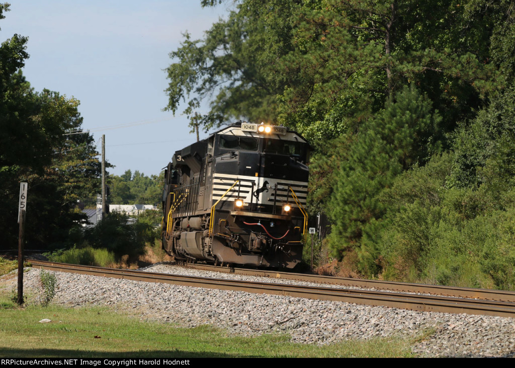 NS 1048 leads train 350 eastbound